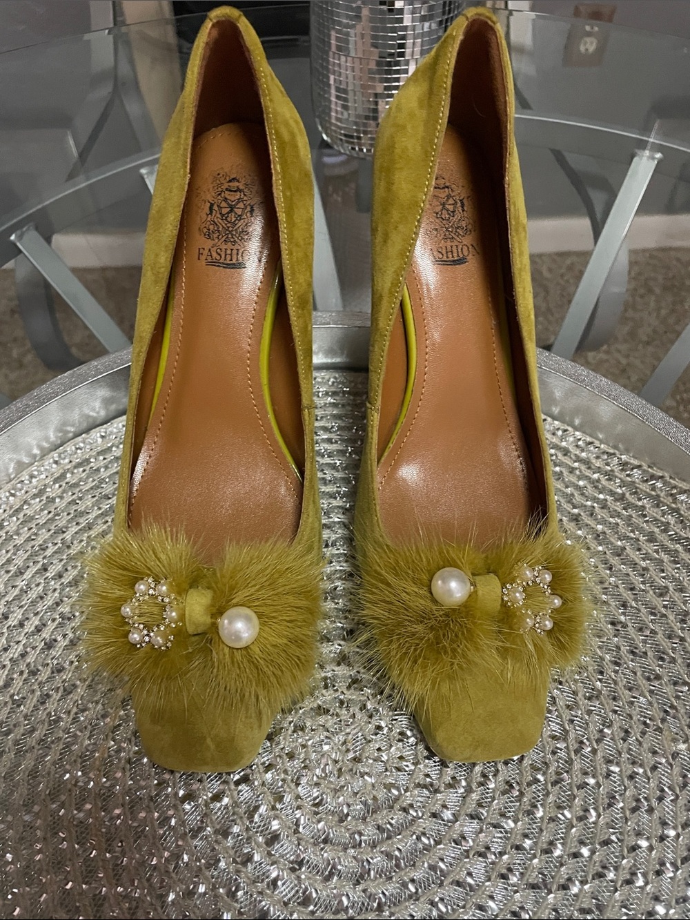 Retro Style Pumps Pea/ Dark Lime with embellishments size 9.5 EUC